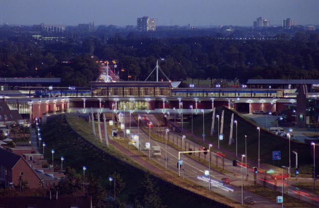 stadspoort bij schemer